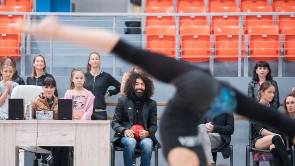 Цигуларят Ара Маликян гостува на националния отбор по художествена гимнастика