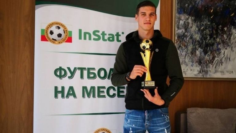 Кирил Десподов получи наградата си за Футболист №1 на месеца
