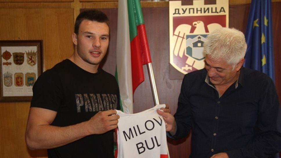 Световният вицешампион по борба Кирил Милов с уникален подарък за кмета на Дупница (снимки)