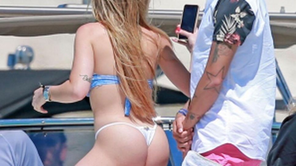 Фирмино страстно целува съпругата си на яхта край Ибиса