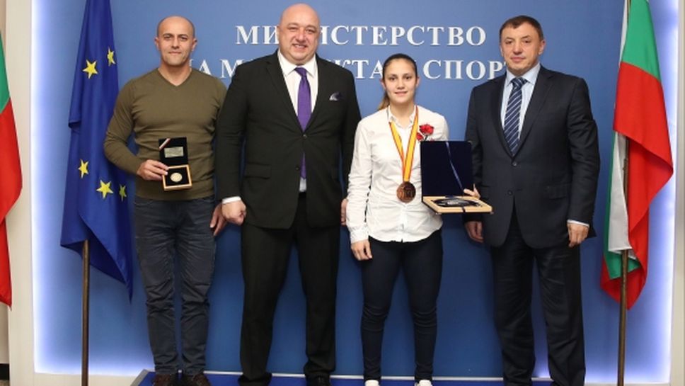 Министър Кралев връчи почетен плакет на бронзовата медалистка от Световното по карате Ивет Горанова