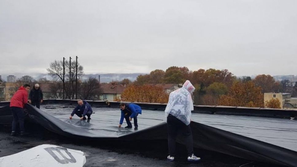 Волейболистите на Арда ремонтират сами покрива на зала "Арпезос" (снимки)