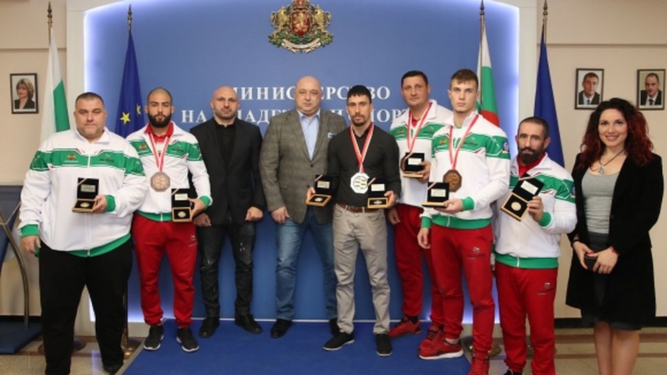 Министър Кралев връчи почетни плакети на медалистите от Световното първенство по ММА