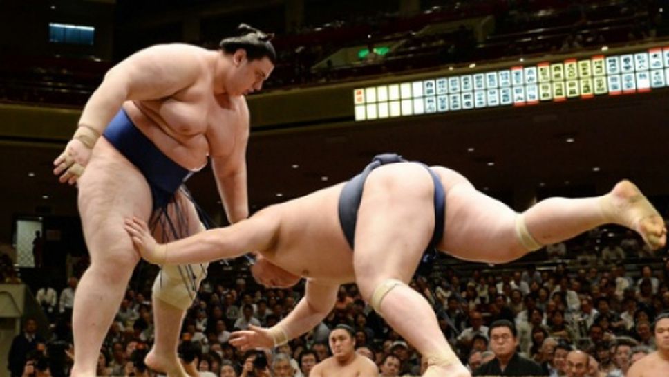 Аоияма постигна десета победа на турнира по сумо във Фукуока