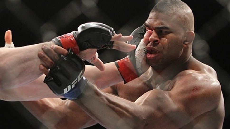 UFC работят по нови ръкавици за намаляване на бъркането в очите