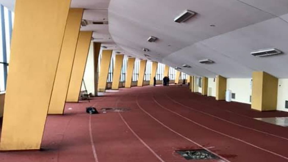 Покривът на атлетическата зала на стадион “Васил Левски” отново прокапа