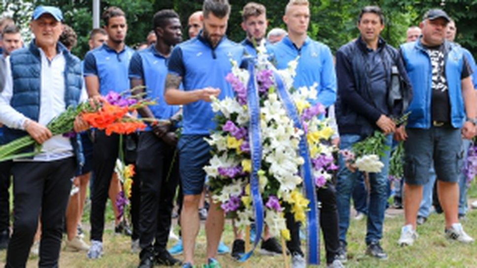 Поднасяне на венци за 104 години Левски