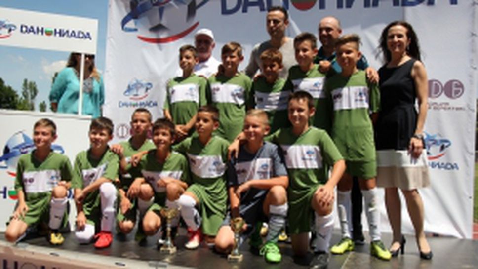 Димитър Бербатов награди победителя в "Данониада"