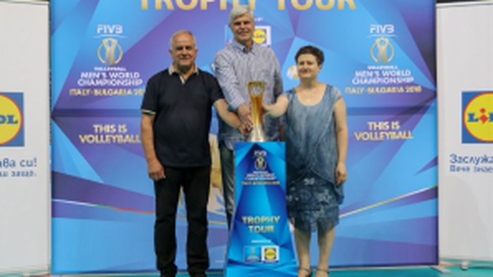 Данчо Лазаров и шефът на LIDL показват трофея от Световното първенство по волейбол