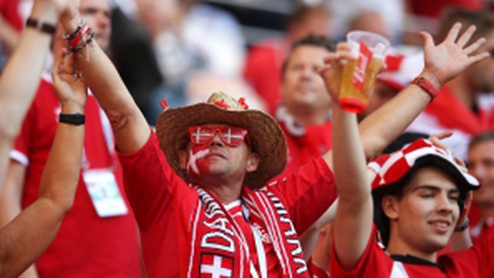 Феновете на Дания на мача с Перу