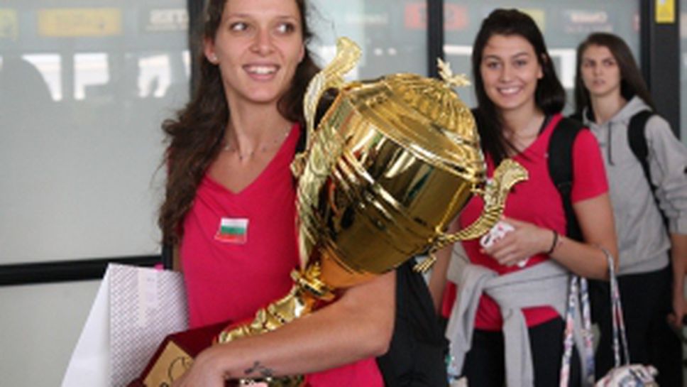 Волейболистките се прибраха в България