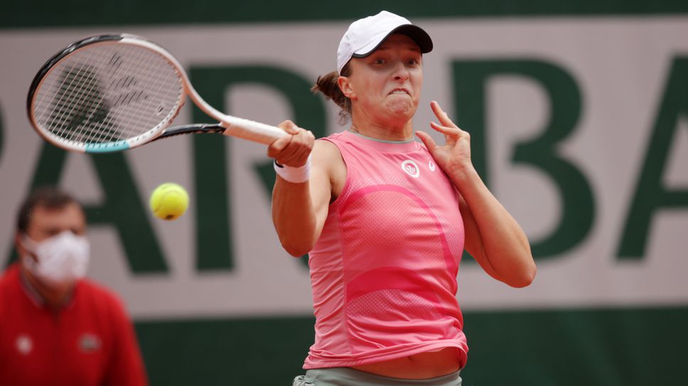 Шампионката Ига Швьонтек продължава в четвъртия кръг на "Ролан Гарос"