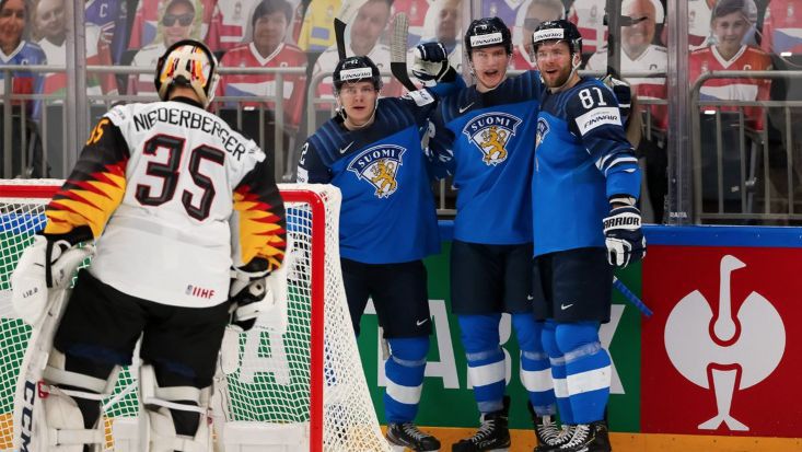 Защитаващият титлата си Финландия се класира за финала на Световното първенство по хокей на лед