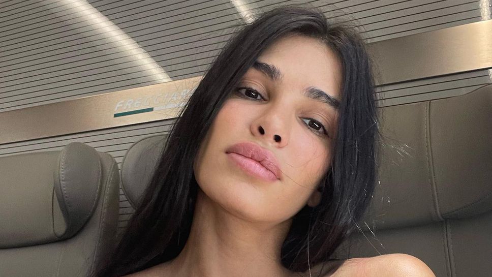 Футболна съпруга пак се разголи