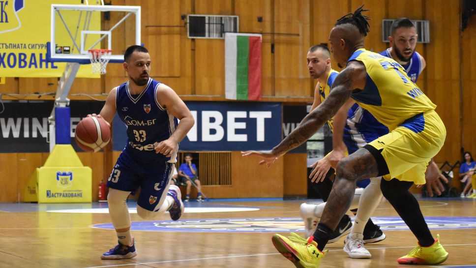 Николай Маринов продължава със Спартак