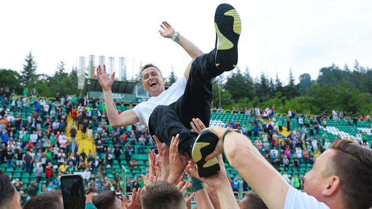 Феновете на "орлетата" слязоха на терена и отпразнуваха оставането със своите любимци, Христо Янев бе вдигнат на ръце от играчите