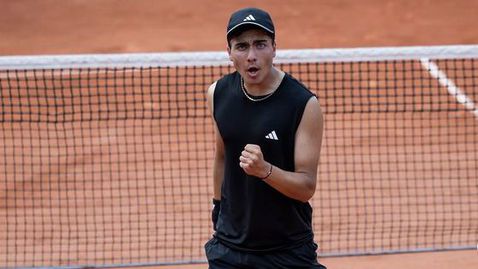  Огромен триумф! 16-годишният Иван Иванов се класира за 1/2-финалите на 