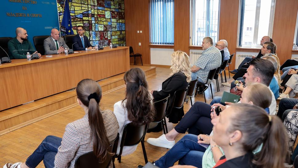 Министър Керязов се срещна с представители на федерациите и начерта целите