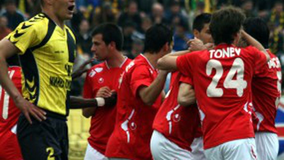 Дилема пред Любо за Локо - колебае се дали да рискува с младия Зехиров в атака