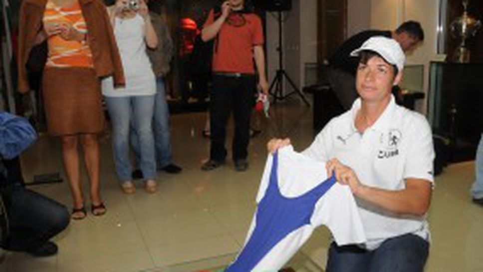 Руми Нейкова дари на Музея на спорта екипа си, с който спечели злато в Пекин 2008