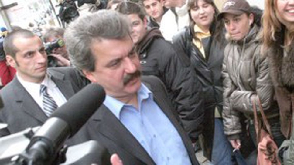 Батков продава 25 % от Левски