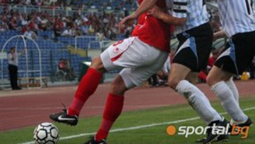 Сензационно решение на УЕФА - По шест съдии свирят мачовете на ЦСКА и Литекс в Лига Европа