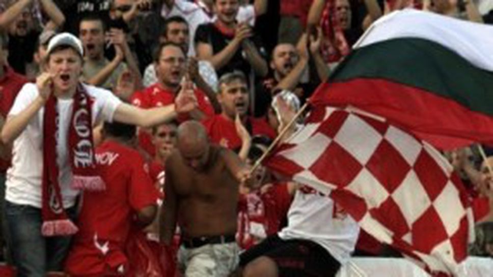 България полудя по ЦСКА, феновете носят футболистите и Пенев на ръце