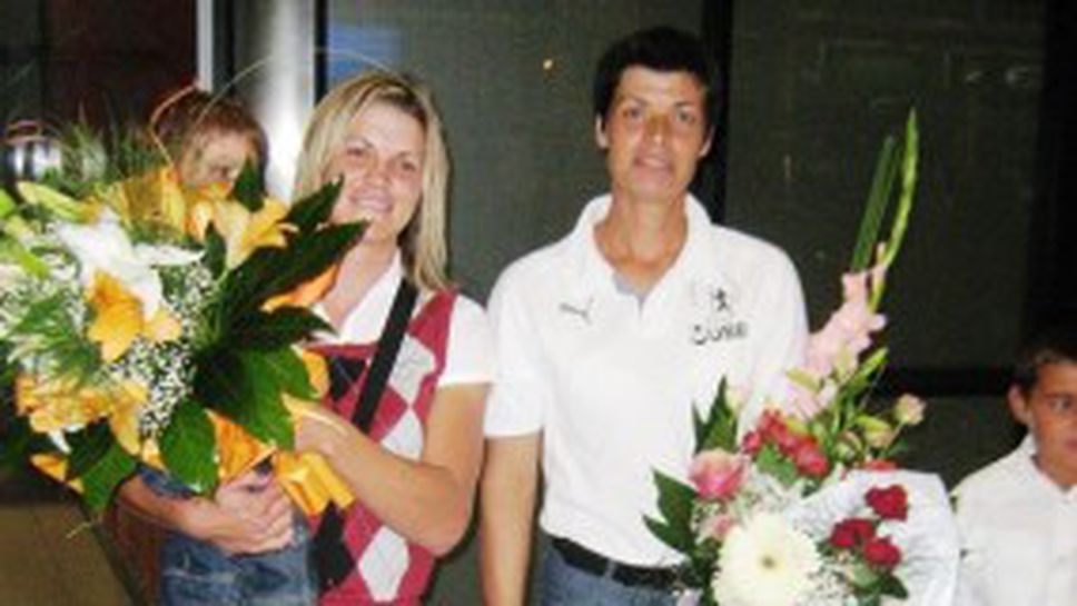 Отрупаха с цветя Румяна Нейкова и Миглена Маркова на аерогара София