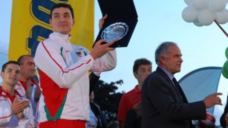 Еврофутбол даде 36 000 лева на волейнационалите и връчи плакет на Владо Николов