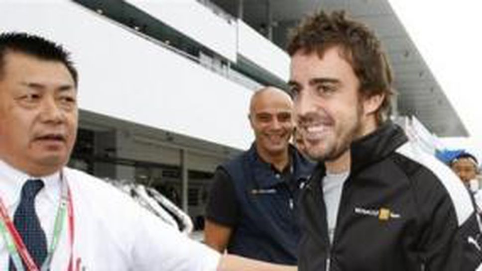 Алонсо взима на стоп Хамилтън, говорят си за Формула 1