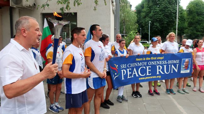 Участниците в тазгодишното издание на световната щафета Пробег на мира бяха посрещнати тържествено тази вечер в Плевен