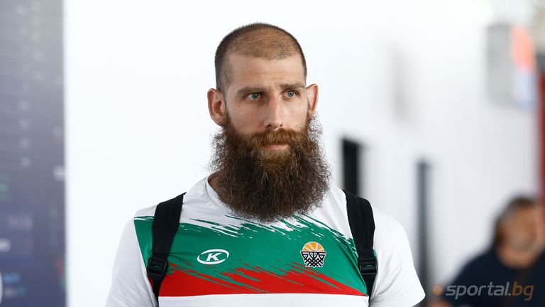 В последните три години 34 годишният стрелец се състезаваше за отбора