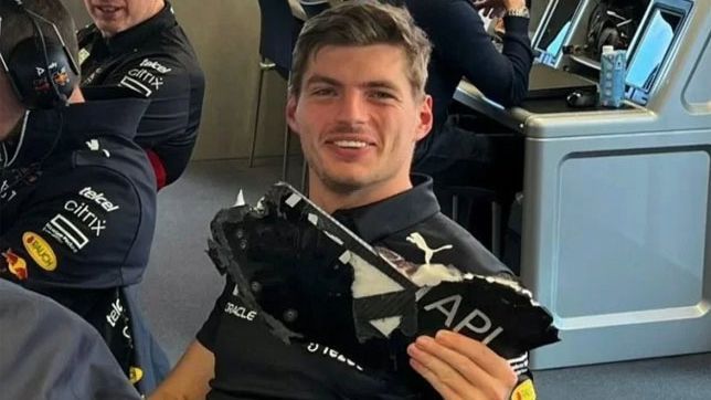 Макс показа отломката, която го дръпна назад в неделя