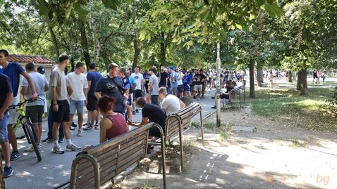 Огромна опашка за билети на "Герена"
