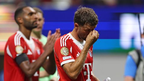 Мюлер се сбогува със сълзи и аплодисменти