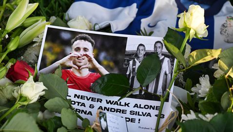 Бивши и настоящи играчи на Ливърпул пристигнаха за погребението на Жота и брат му