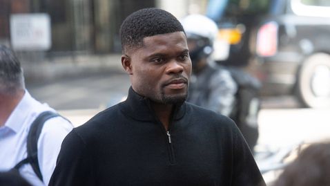  Томас Партей се яви в съда по обвинявания в серия от изнасилвания 