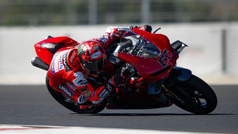 Пилотите на Дукати прекъснаха ваканциите си, за да учат новата писта в Унгария