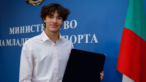 Министърът на спорта отличи Никола Цолов 