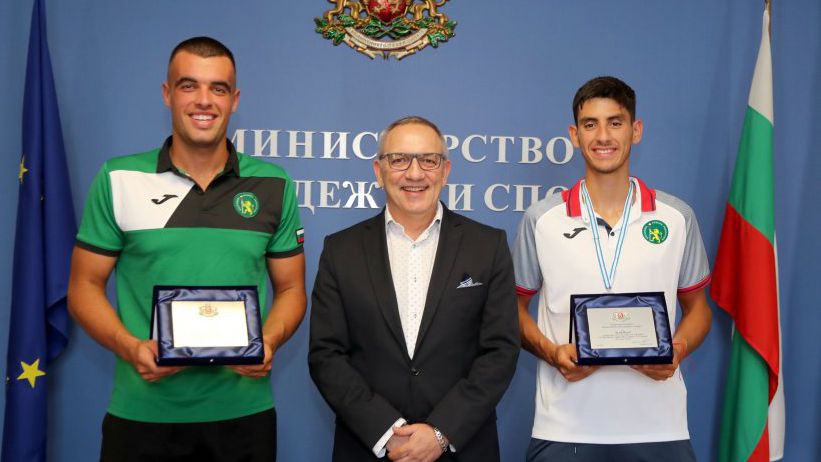 Министър Кузманов поздрави Емил Нейков и Лазар Пенев