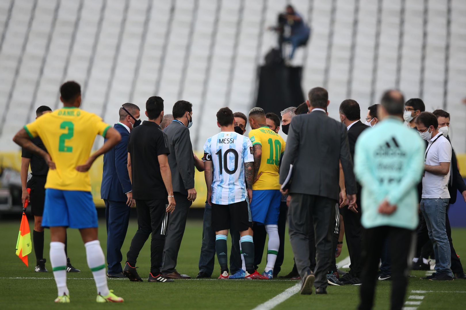 Скандално прекратиха Бразилия - Аржентина