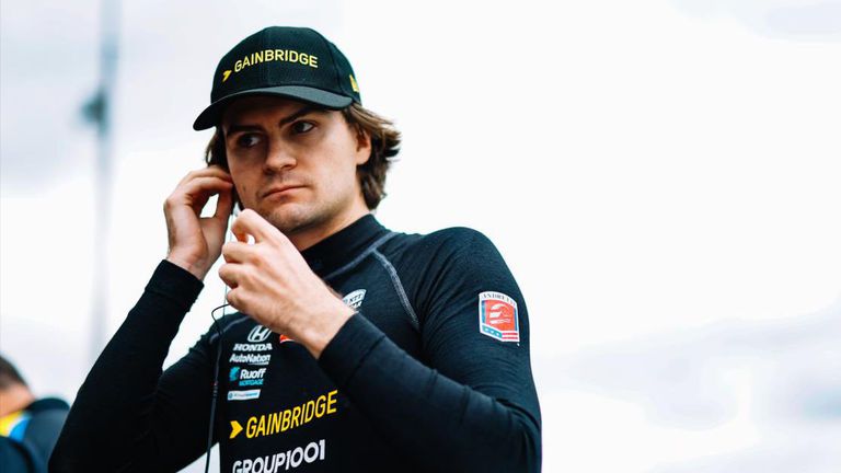 Отборът на Алфа Таури и американският пилот Колтън Херта са