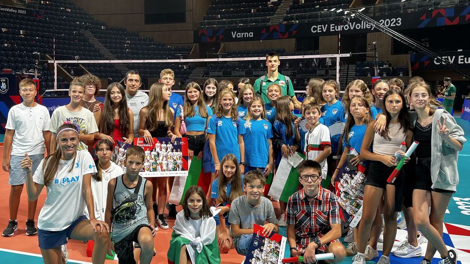 Алекс Николов зарадва деца от Левски и Владо Волей клуб