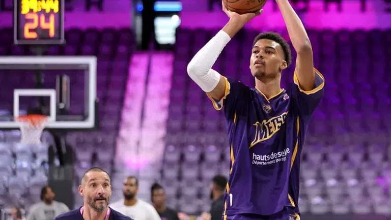 Френският център Виктор Уембаняма който всички специалисти в САЩ очакват