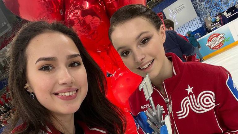 Олимпийските шампионки по фигурно пързаляне Анна Щербакова и Алина Загитова