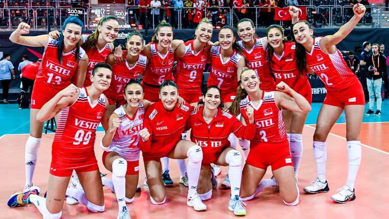 Женският национален отбор на Турция по волейбол се поздрави с