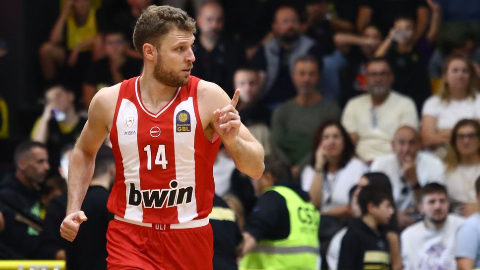 Отборът на Олимпиакос с българския национал Александър Везенков гостува на