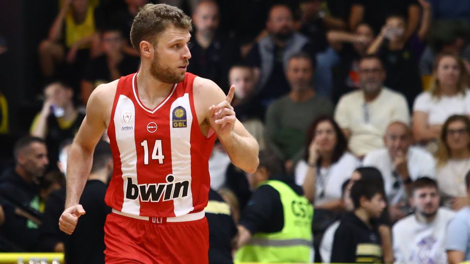 Отборът на Олимпиакос с българския национал Александър Везенков в състава