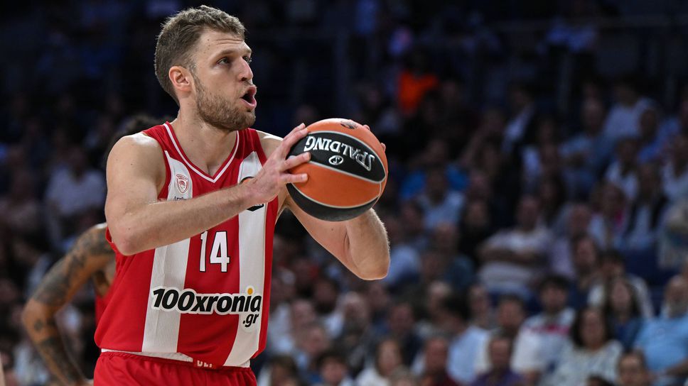 Отборът на Олимпиакос с българския национал Александър Везенков в състава