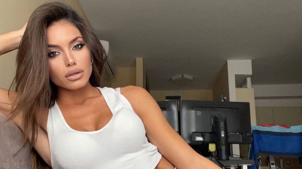 Футболна шефка трупа лайкове дори облечена